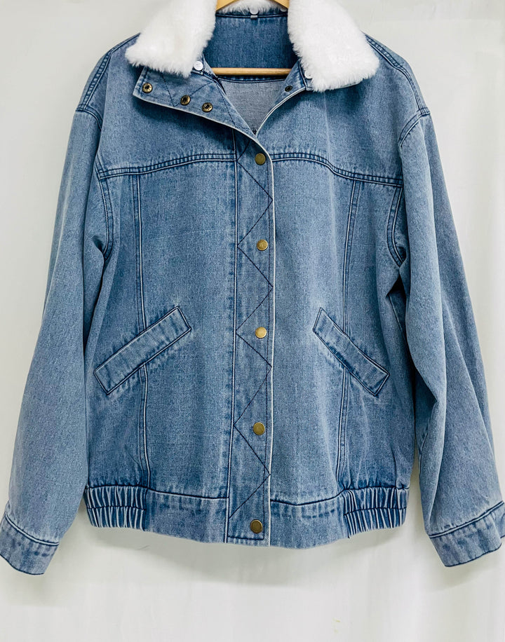 Blouson femme denim oversize pour un confort décontracté. Veste chaude et tendance pour la mode urbaine.