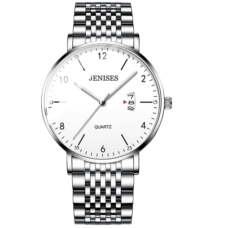 Gros plan montre homme classique, détail du cadran numéroté, boîtier et bracelet en acier inoxydable.