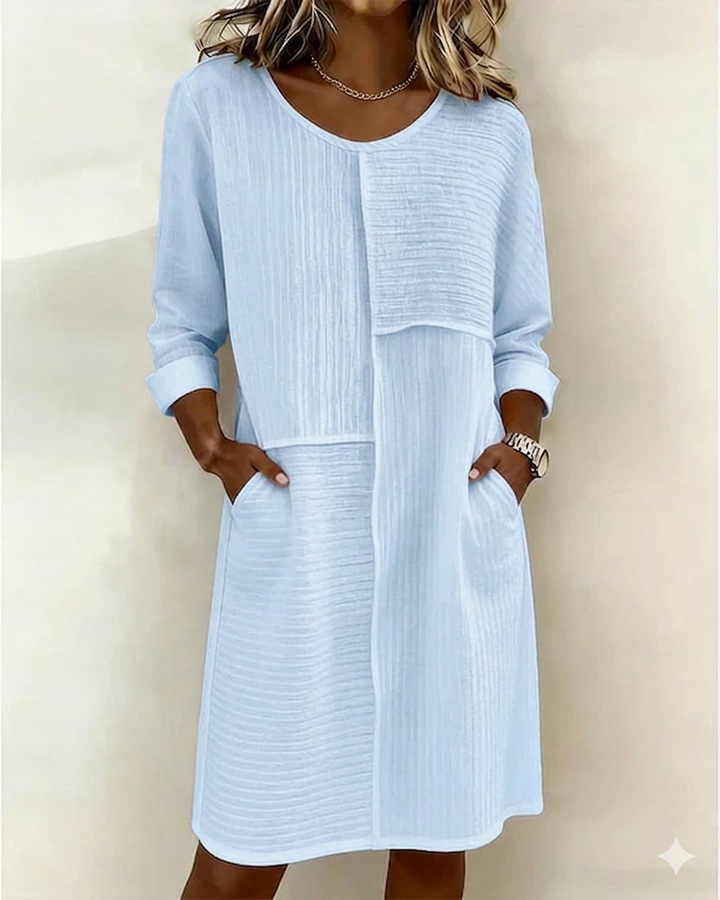 Détail de la texture coton lin d'une robe fluide femme. Élégante et confortable, style printemps-été polyvalent.
