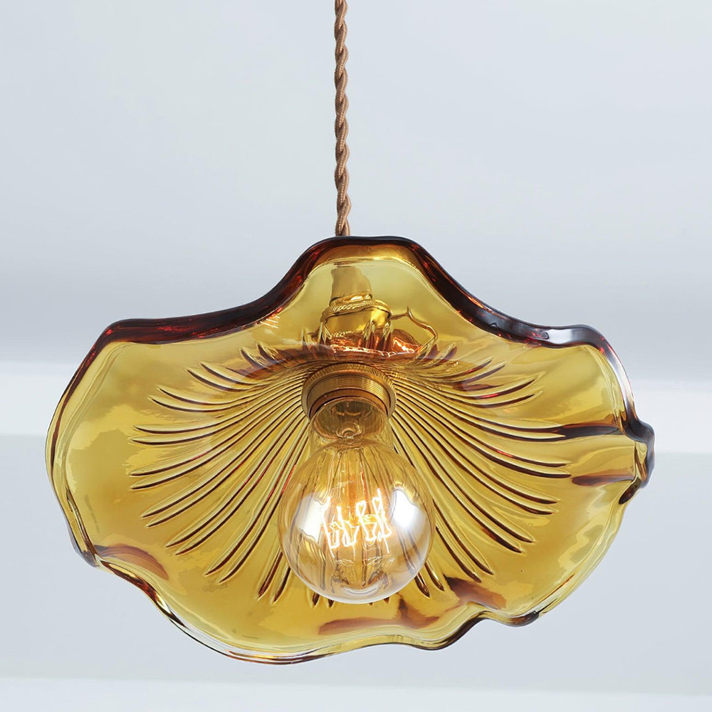 Luminaire suspendu LED, motif fleur en verre, lumière ambiante pour un espace cosy.