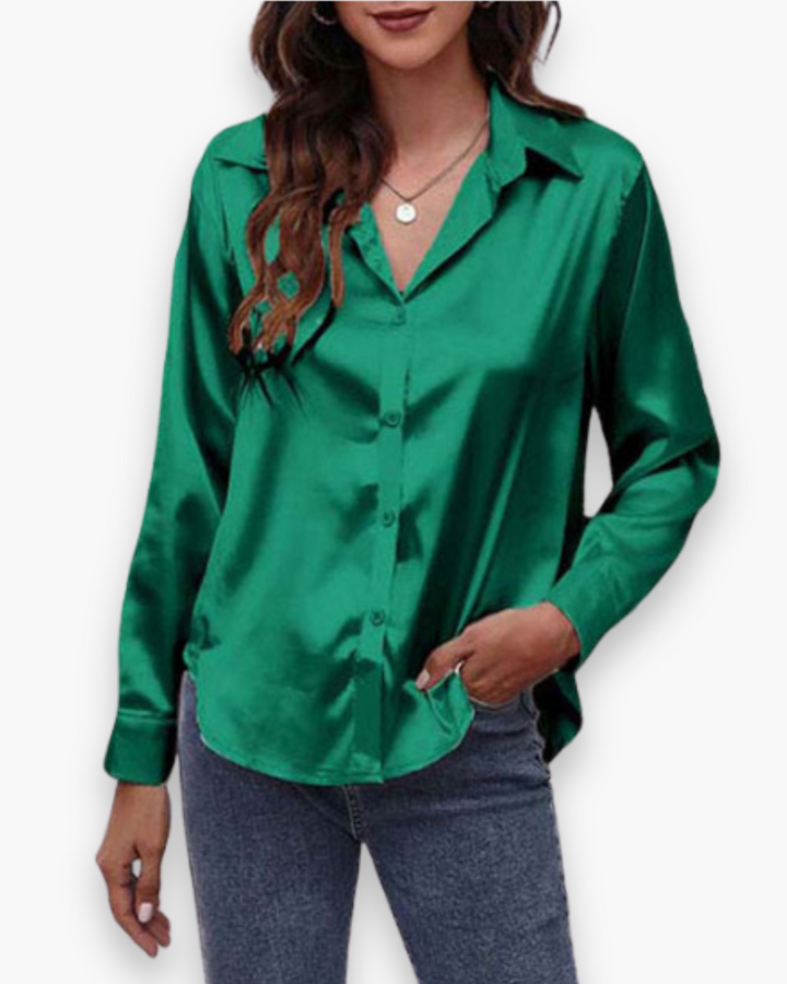 Image d'une femme portant une blouse chic et confortable, mode bureau ou sortie décontractée.