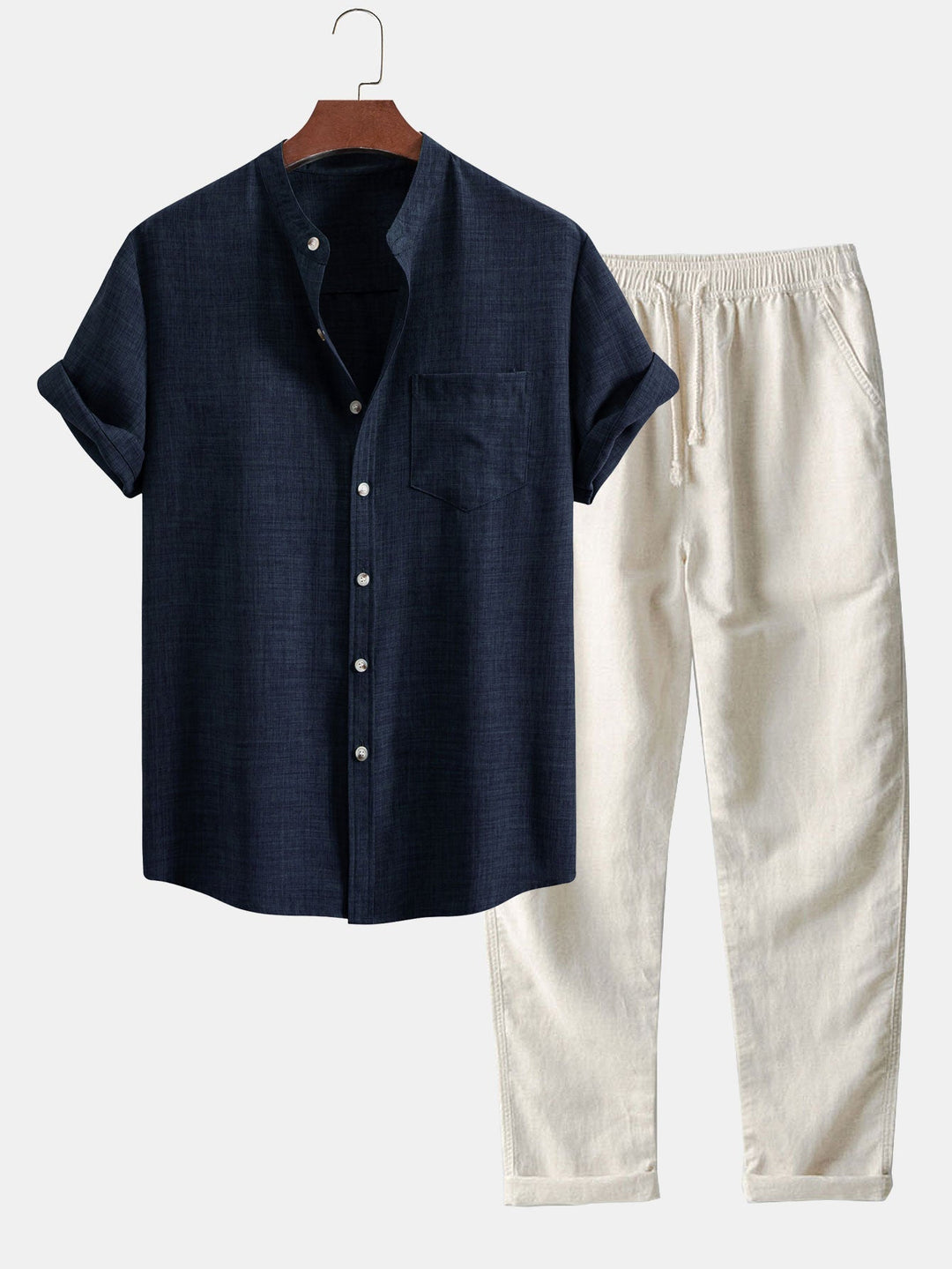 Détail col montant ensemble homme: Gros plan sur le col montant du haut d'ensemble estival, chic et moderne pour homme.
