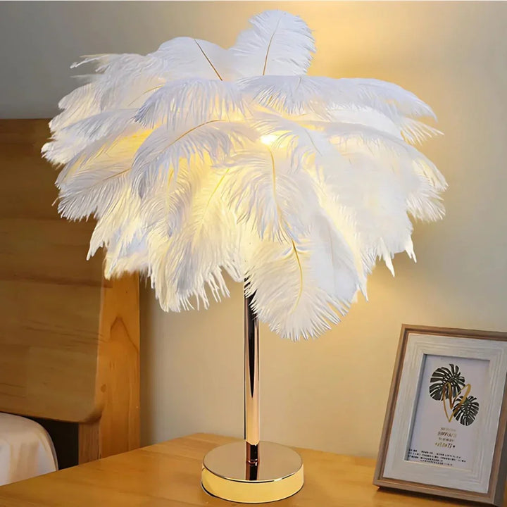 Lampe plumes d'autruche pour salon, design moderne, éclairage d'ambiance raffiné et luxueux.