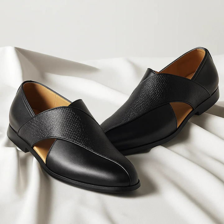 Chaussures habillées homme sophistiquées, disponibles en noir ou café, parfaites pour le bureau et la soirée.