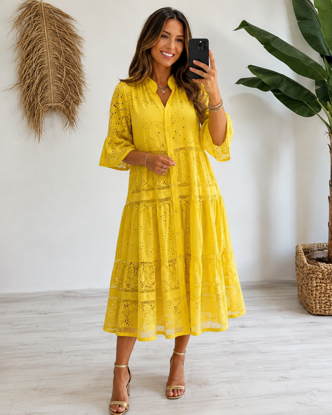 Robe fluide midi en dentelle délicate ajourée, à manches volantées. Look printanier élégant.