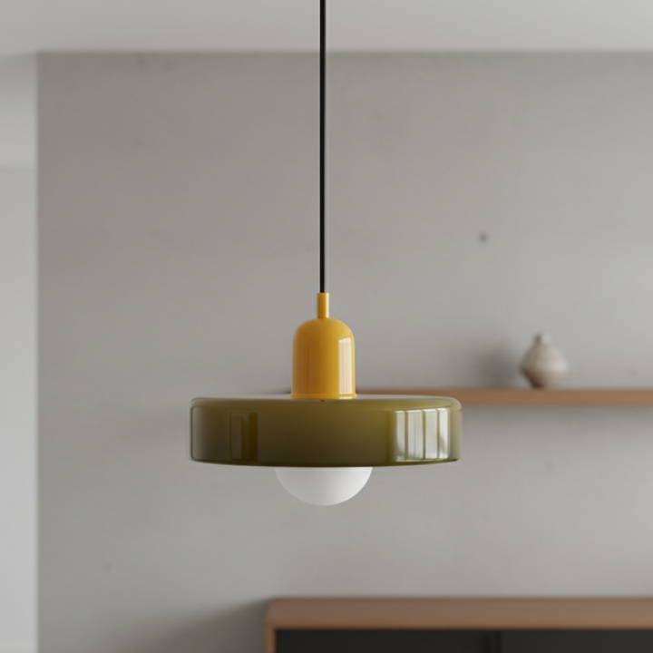 Suspension colorée style Bauhaus, apporte une lumière artistique à la cuisine moderne.