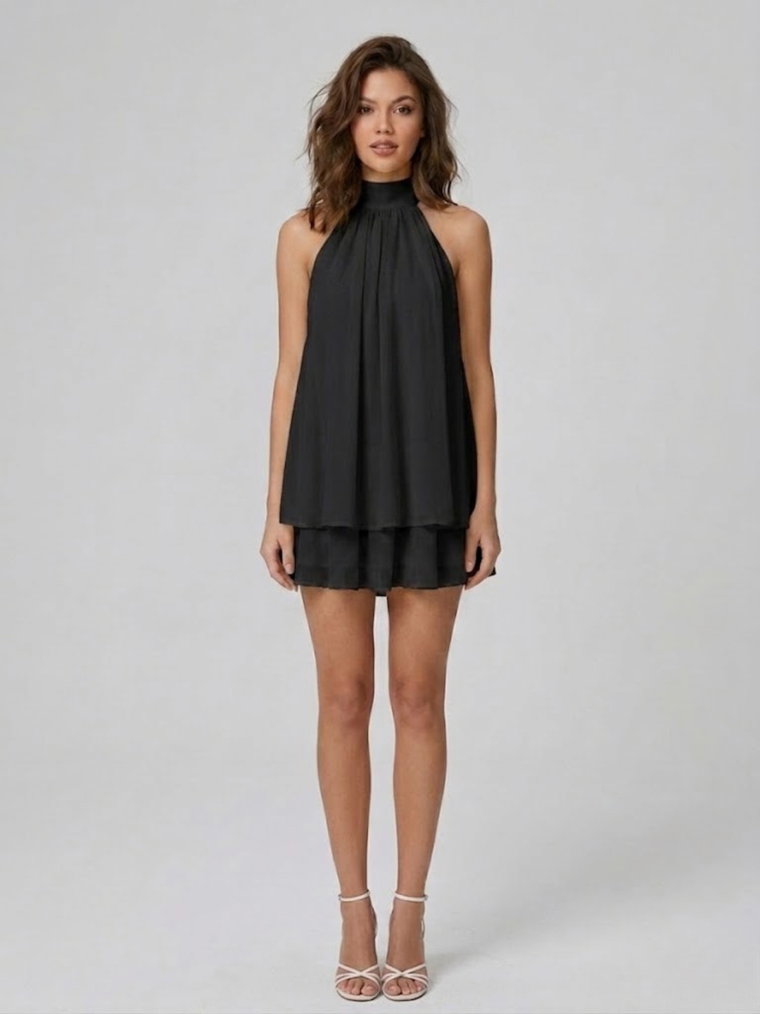 Robe estivale décontractée chic, dos nu, col halter, mini longueur, volants mode. Style femme moderne.