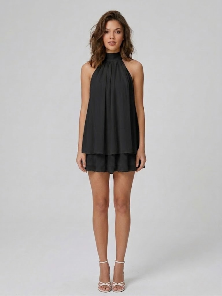 Robe estivale décontractée chic, dos nu, col halter, mini longueur, volants mode. Style femme moderne.