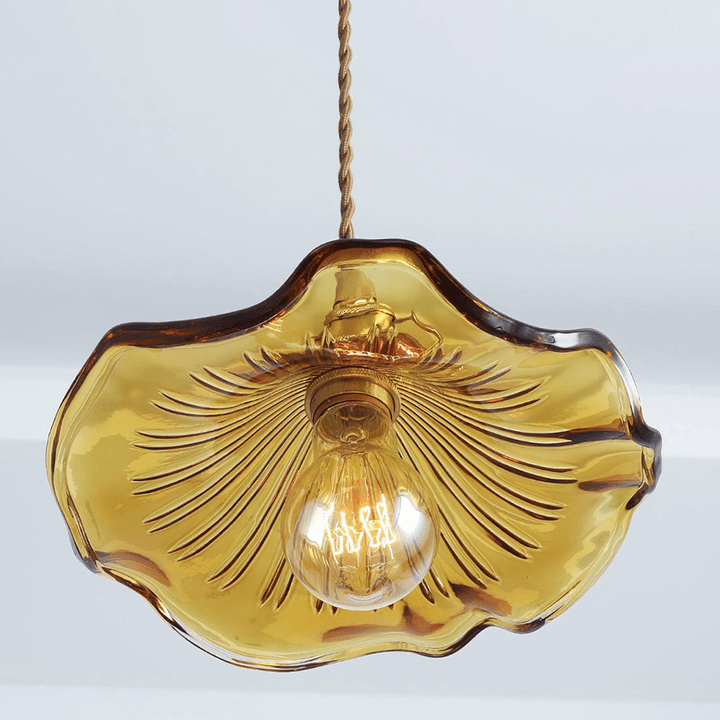 Suspension moderne tropicale, laiton doré et verre, pour une ambiance chaleureuse.