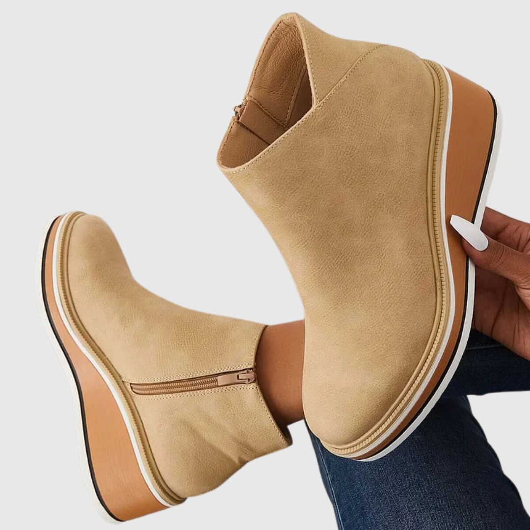 Bottes femme élégantes beige. Confortables et stylées, parfaites pour la mode automne-hiver et urbaine.