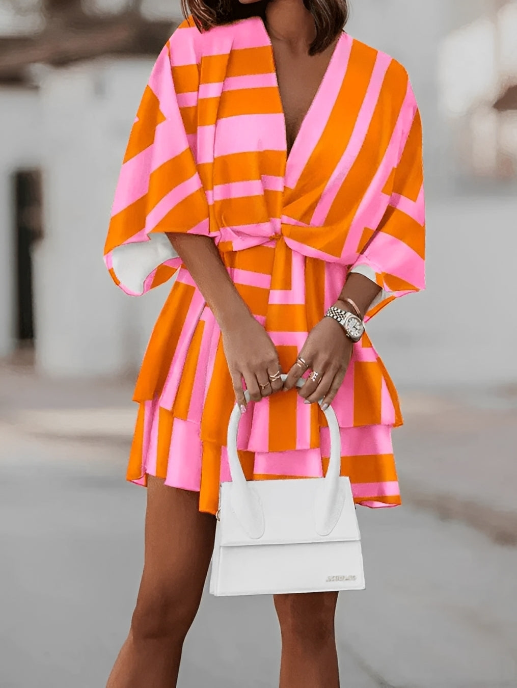 Élégante mini-robe femme, fluide et moderne, idéale pour le confort des vacances d'été. Style décontracté.