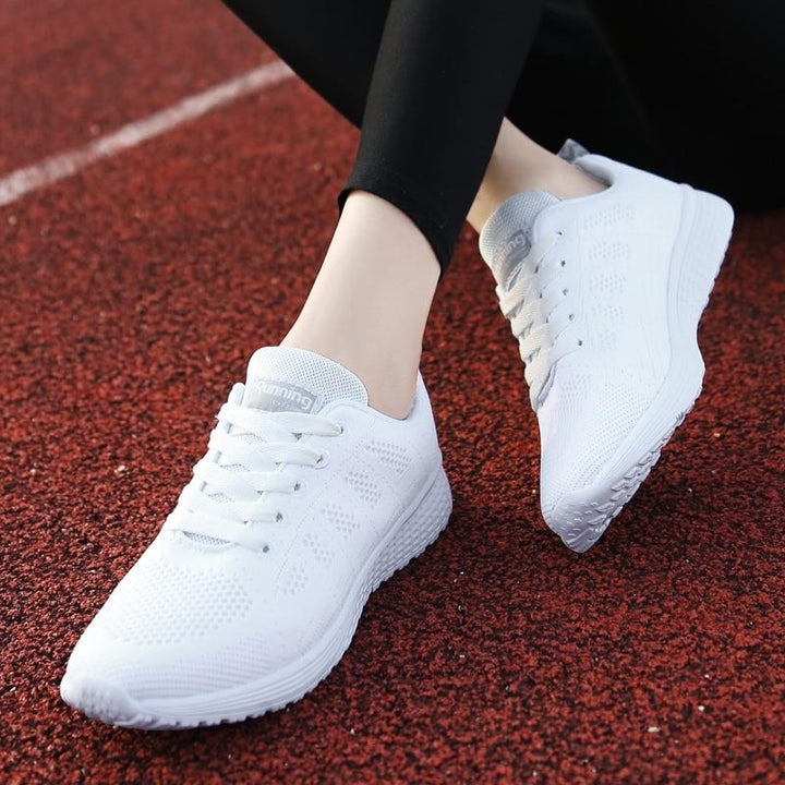Chaussures de marche femme, respirantes et robustes pour le sport et l'aventure.