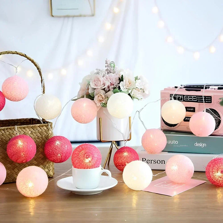 Guirlande lumineuse LED boules de coton ambiance zen et relaxante pour le salon.