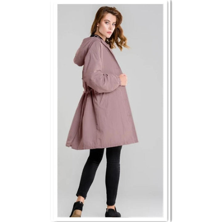 Manteau de pluie femme chic, avec capuche, pour rester au sec et stylée lors de vos sorties printanières ou automnales.