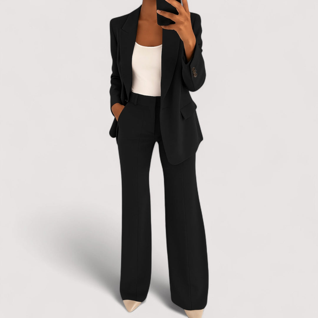 Ensemble deux pièces Alessia pour femme : tailleur chic avec veste et pantalon élégants. Parfait pour le bureau.