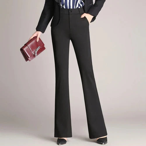 Femme marchant avec un pantalon évasé taille haute Mila, noir, soulignant le confort et la mode fluide.