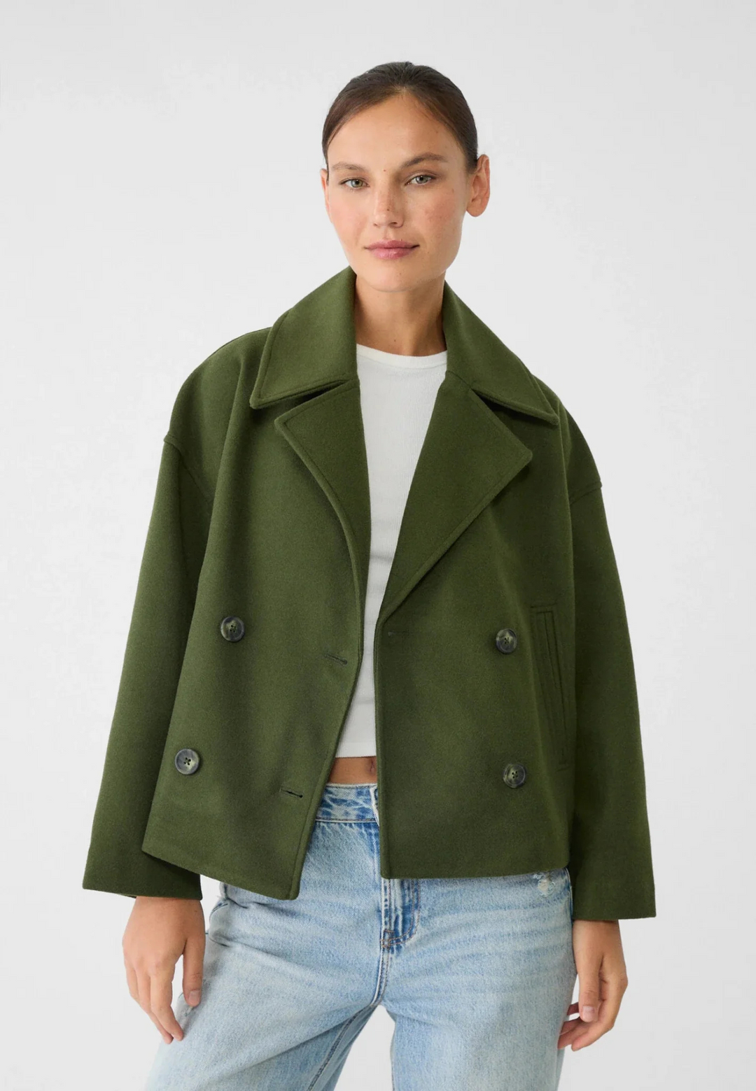 Veste habillée courte femme, style tailleur moderne, pour un look sophistiqué et féminin.