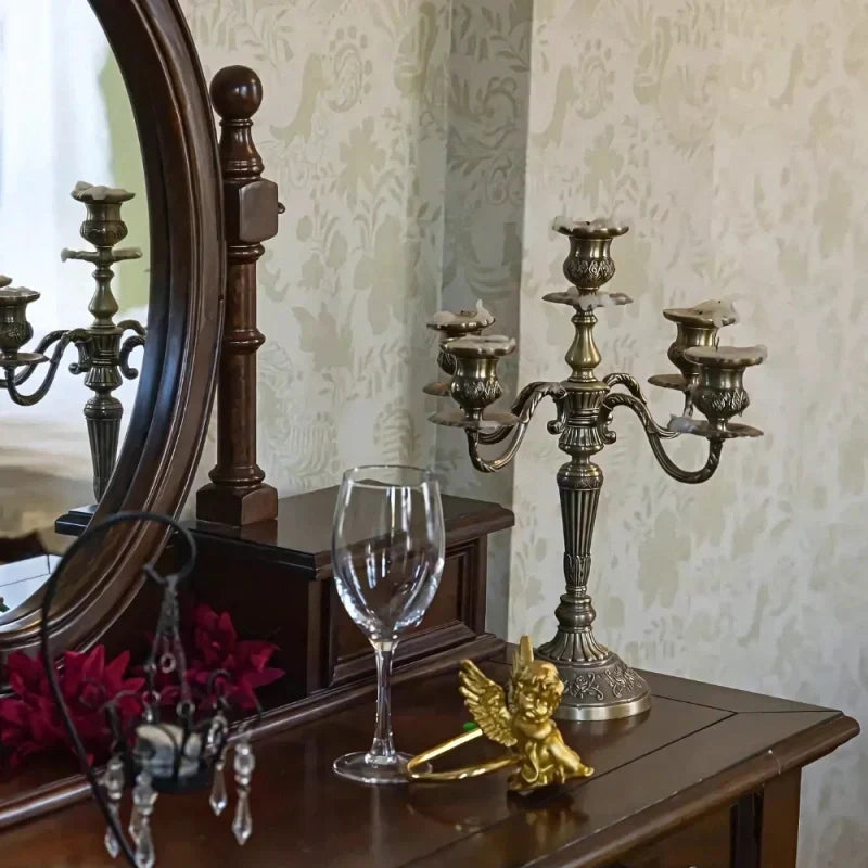 Décoration de maison: candelabre élégant 5 bras en métal argenté, ambiance vintage.