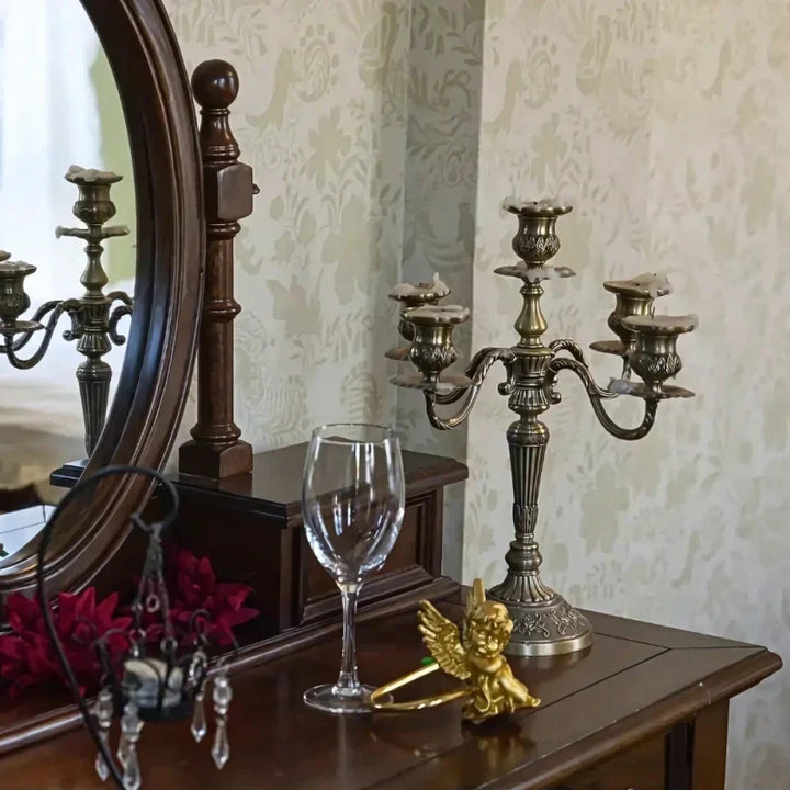 Décoration de maison: candelabre élégant 5 bras en métal argenté, ambiance vintage.