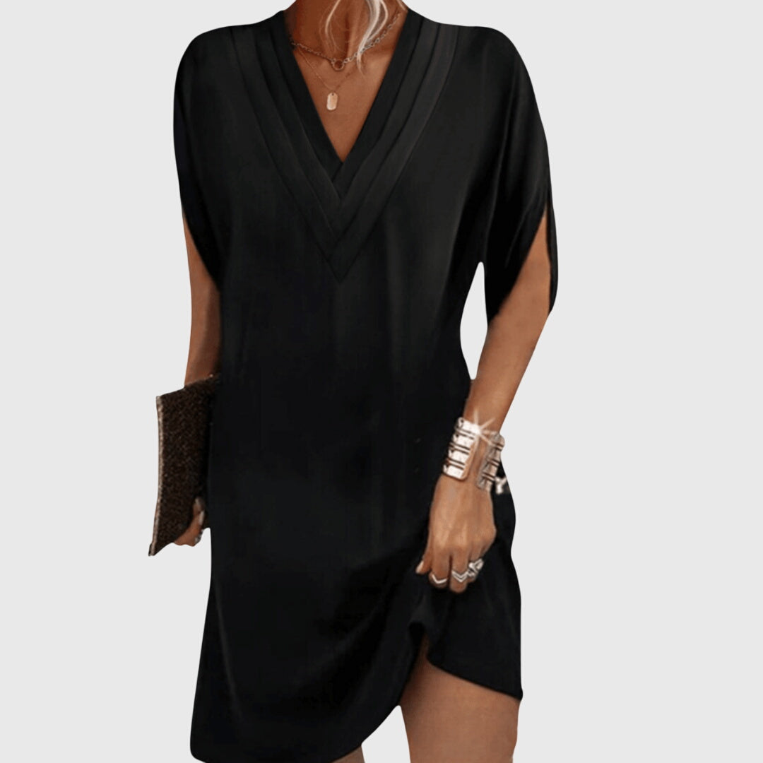 Robe fluide élégante pour femme, décolleté en V, créant une silhouette flatteuse et chic pour la mode féminine.