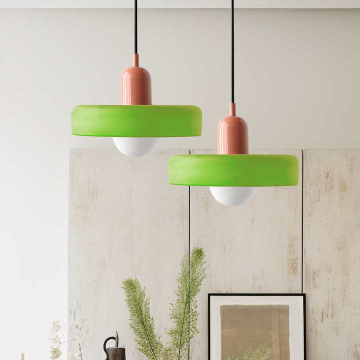 Luminaire suspendu design Bauhaus, verre coloré, pour un éclairage qui se démarque.