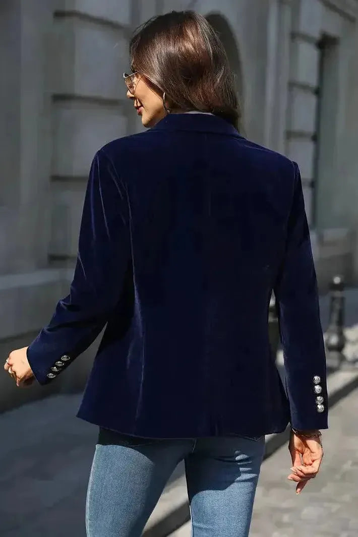 Veste blazer femme bleue ciel ajustée, tendance et confortable, look frais et moderne.