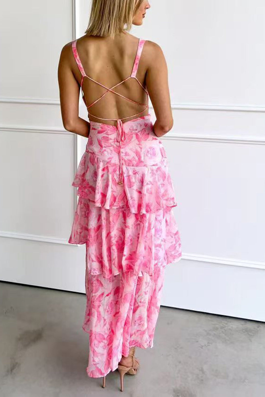 Robe d'été longue et fluide à motif floral pour femme, avec volants, confortable et féminine.