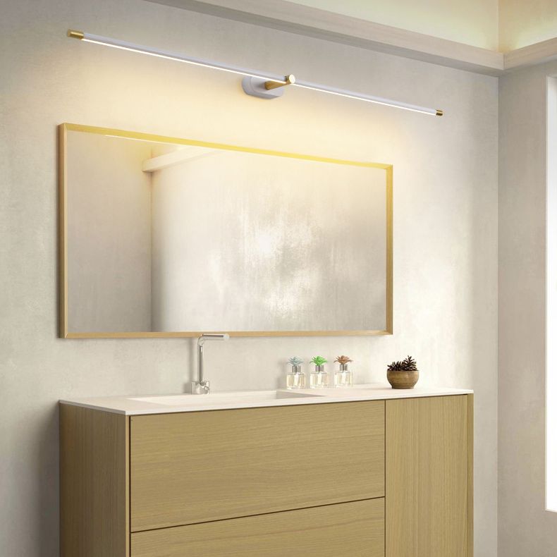 Luminaire mural LED linéaire doré. Ambiance chaleureuse dans une chambre, un salon ou une salle de bain chic.
