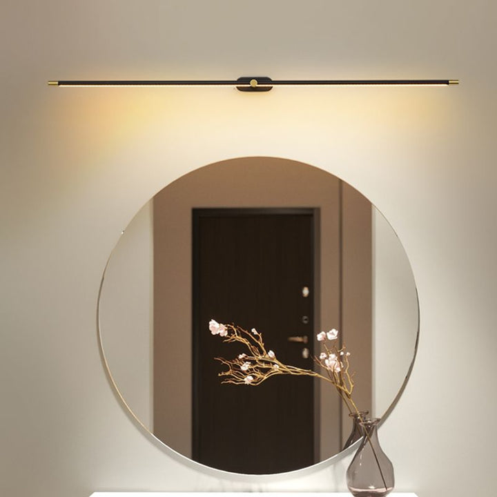 Lampe murale LED linéaire dorée élégante. Luminaire moderne pour intérieur, salle de bain et chambre à coucher.
