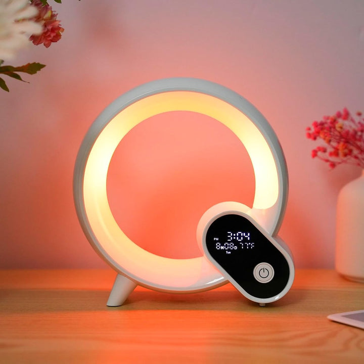 Réveil lumineux numérique AuraLux noir pour un meilleur sommeil, simulant l'aube et créant une ambiance sereine.