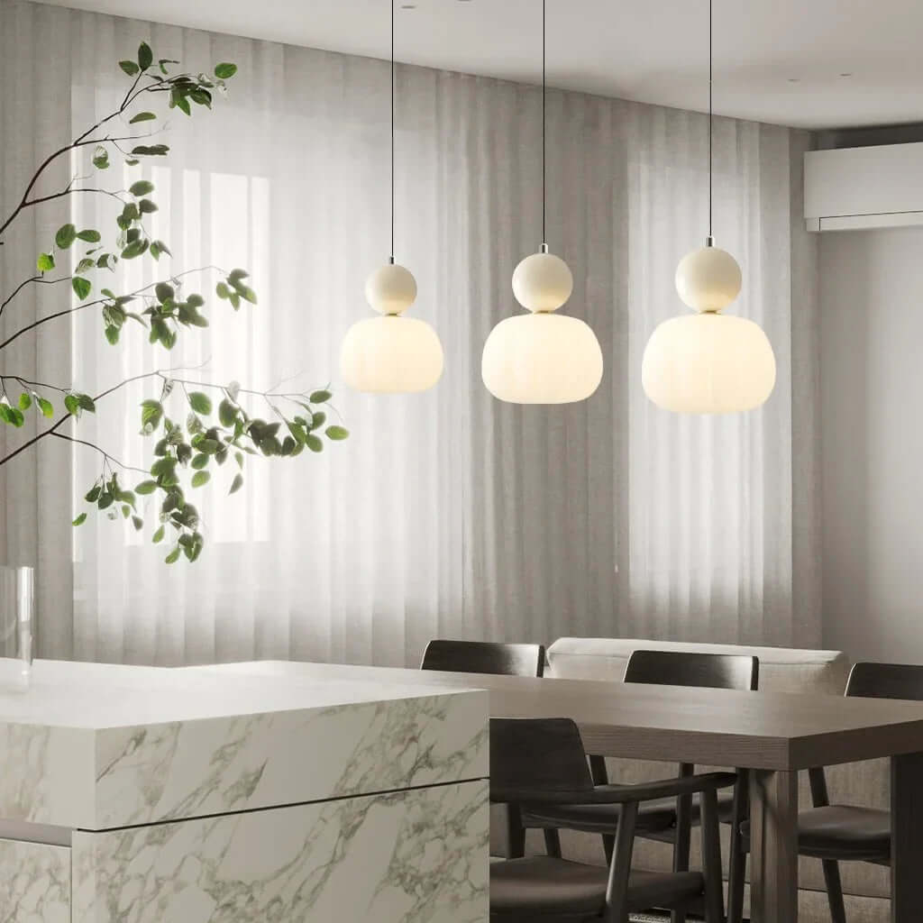 Éclairage design Art Déco crème, suspension élégante pour plafond intérieur.