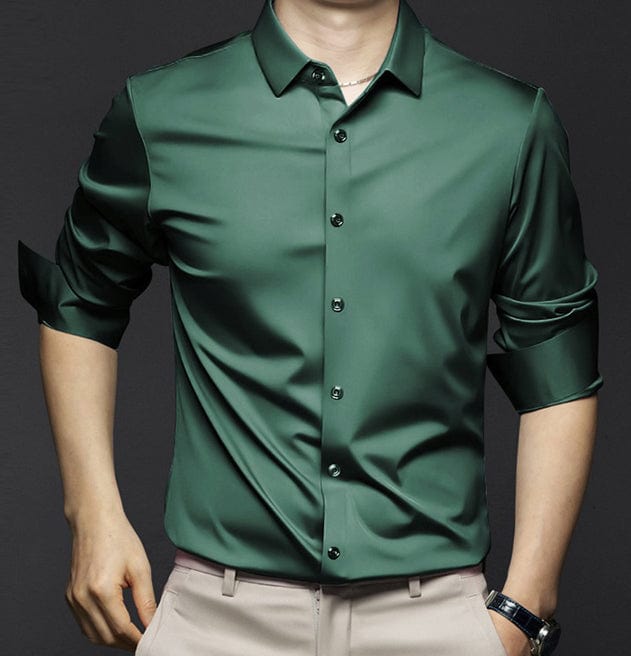 Chemise homme élégante slim fit, sans plis, avec cravate, pour une tenue de bureau impeccable et un style moderne.