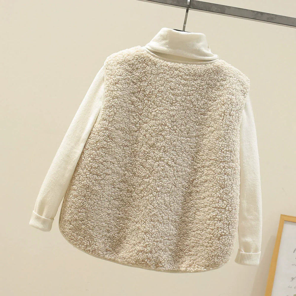 Cardigan femme confortable à col V, boutonnage élégant et poches, parfait pour look décontracté féminin.