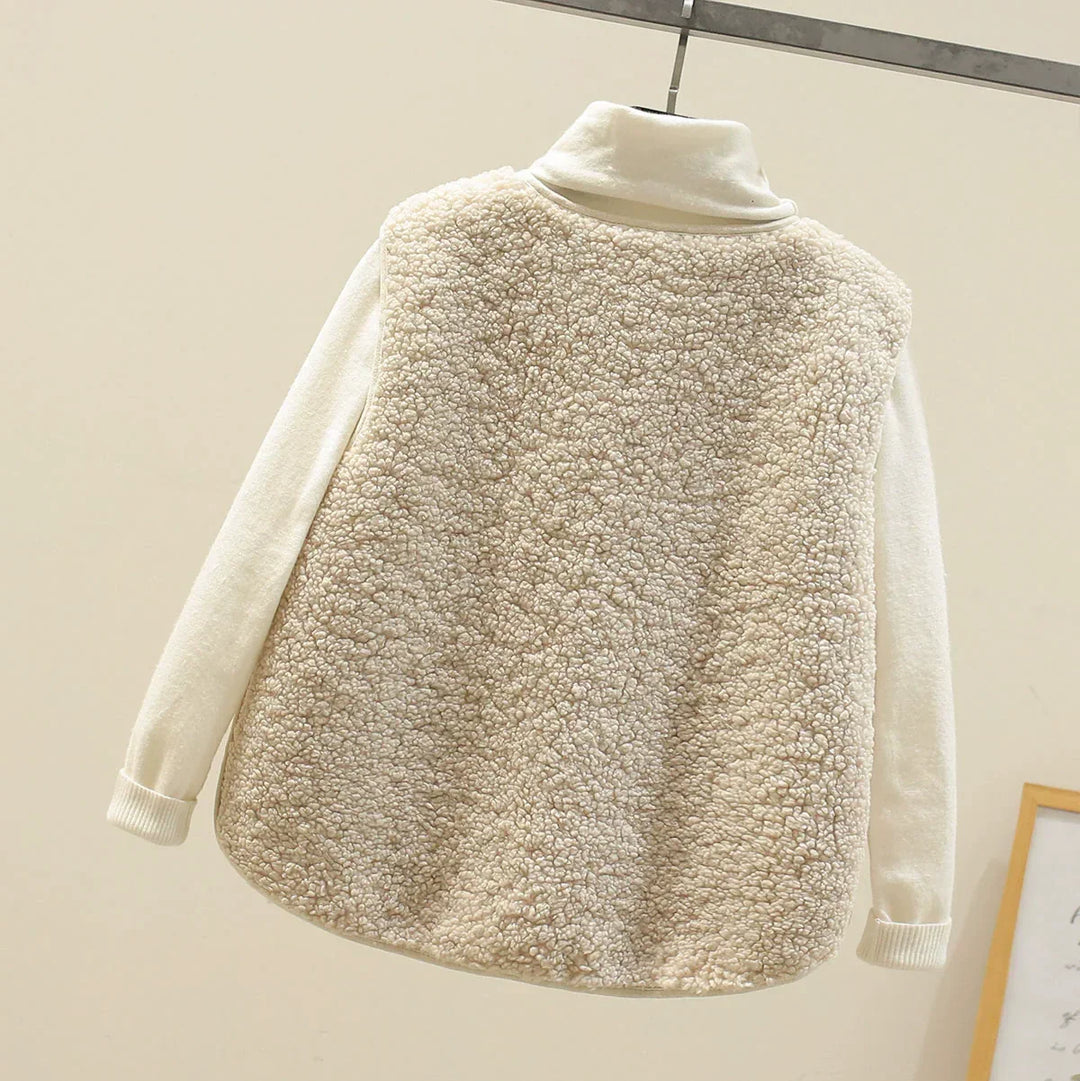 Cardigan femme confortable à col V, boutonnage élégant et poches, parfait pour look décontracté féminin.