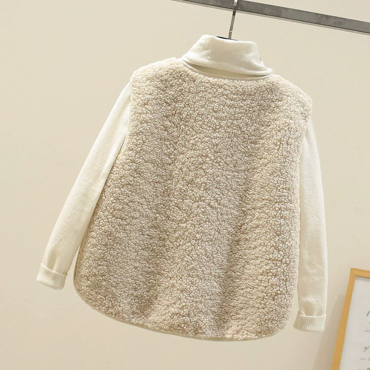 Cardigan femme confortable à col V, boutonnage élégant et poches, parfait pour look décontracté féminin.