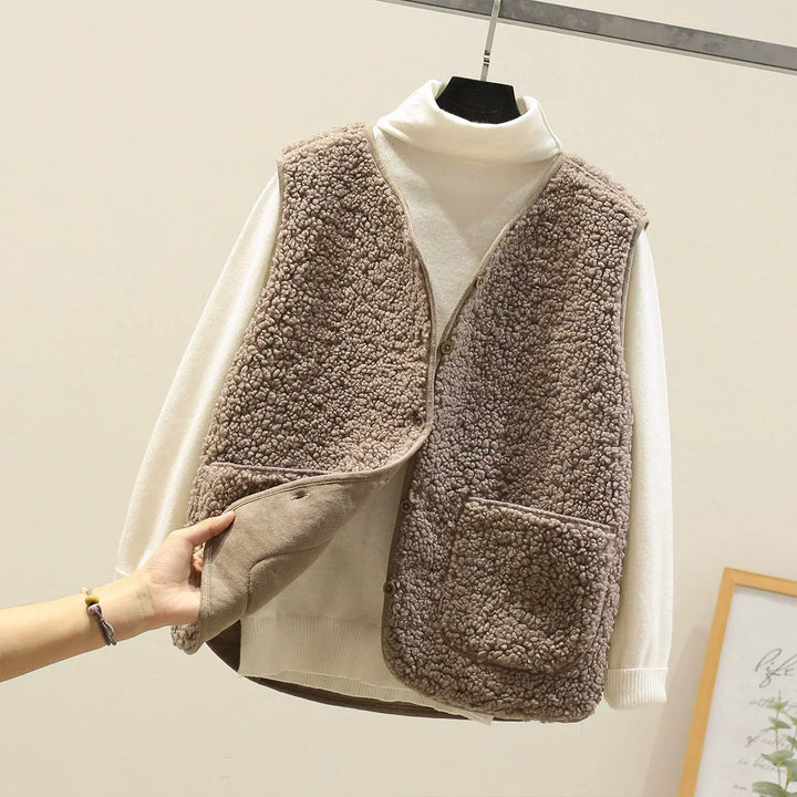 Cardigan femme à col V, boutonnage simple, poches pratiques. Un essentiel décontracté pour votre garde-robe féminine.