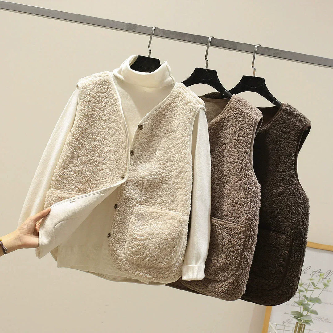 Vêtement femme: gilet chic à col V et poches, boutonnage tendance, idéal pour saison froide, automne et hiver.