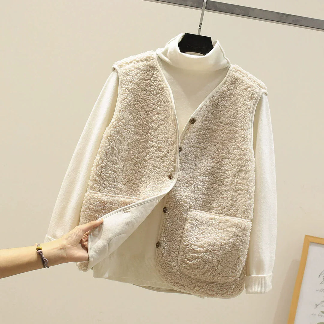 Gilet femme mode avec col V, doté de boutons discrets et poches fonctionnelles, style décontracté et élégant.