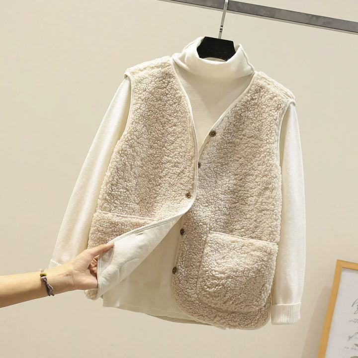 Gilet femme mode avec col V, doté de boutons discrets et poches fonctionnelles, style décontracté et élégant.