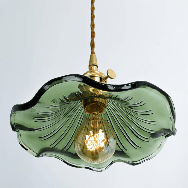Suspension luminaire tropicale, laiton et verre, ambiance exotique raffinée maison.