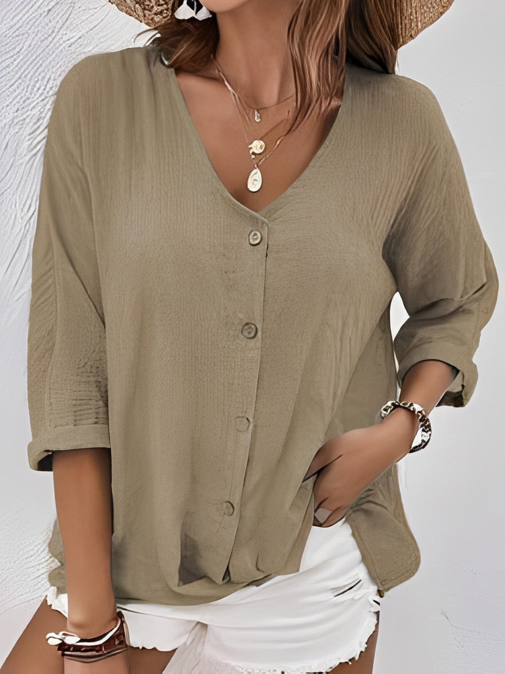 T-shirt femme moderne à col V, manches courtes. Confortable, chic et polyvalent pour un look estival.