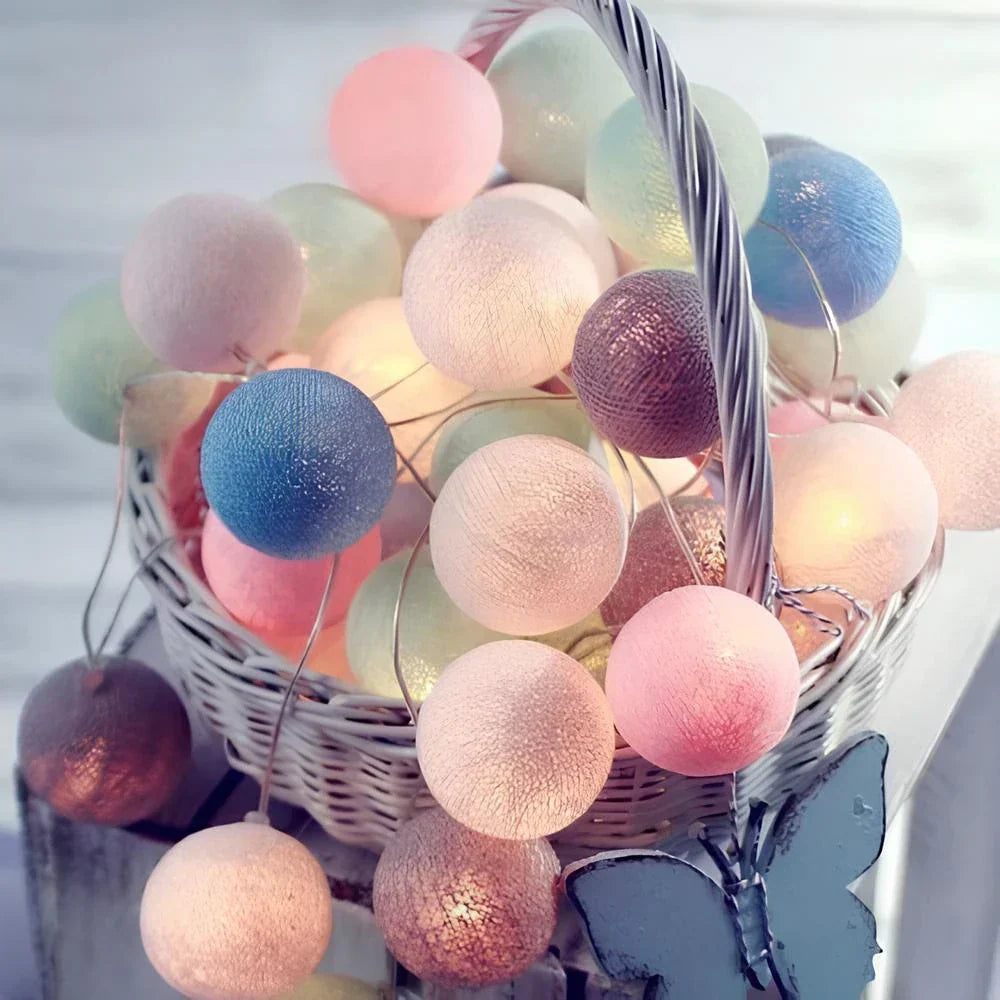 Guirlande LED en boules de coton multicolores, idéale pour une décoration vivante.