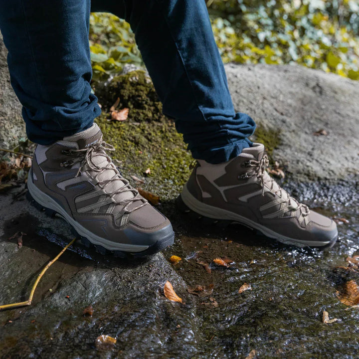 Chaussures de randonnée femme, idéales pour sentiers variés, protection et adhérence.