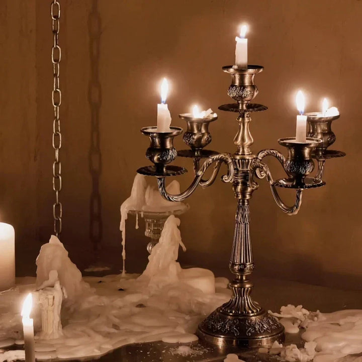 Candelabre décoratif 3 bras en métal doré, élégance et charme pour toutes les occasions.