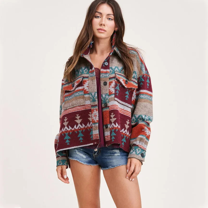 Veste en jean Aztec femme vintage. Style streetwear tendance pour automne hiver.