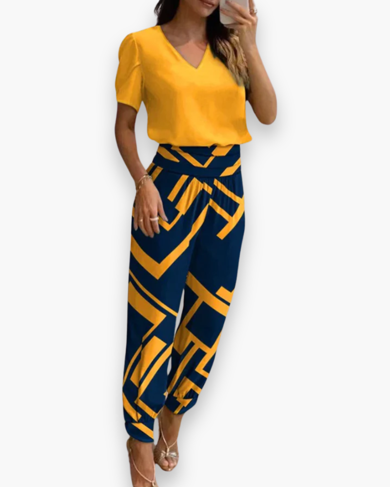 Combinaison femme moderne, style ajusté chic, idéale pour la mode prêt-à-porter et un confort durable.