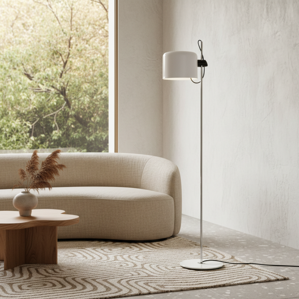 Lampe de sol réglable noire, design épuré, éclairage de lecture précis et confortable.