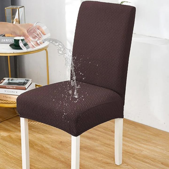 Tissu polyester stretch imperméable : housse de chaise élastique pour une protection optimale et un nouveau look.