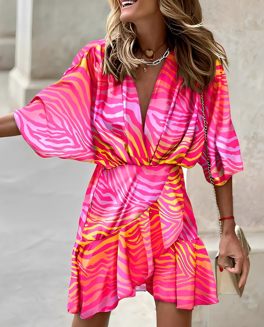 Mini robe femme tendance avec coupe asymétrique, design chic et confortable. Idéale pour un look moderne.