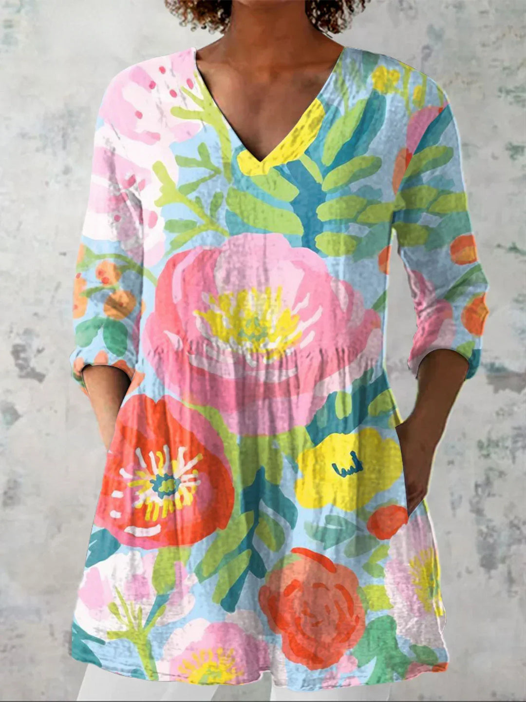 Tunique chic et longue femme, rayures graphiques, col en V. Fluide, confortable et stylée pour le printemps.